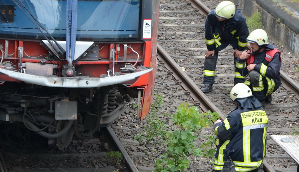 Unfall zwischen zwei KVB Bahnen Koeln Hoehenhaus Im Weidenbruch P271.JPG